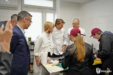 Karol Okrasa gotował z młodzieżą. W Kielcach pachniało Hiszpanią