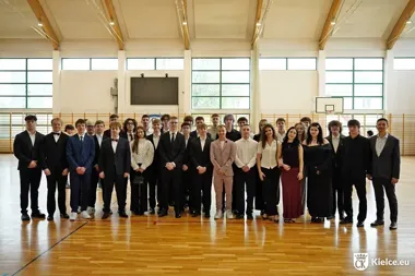 Świadectwa w dłoniach. Kieleccy maturzyści ruszają na ostatnią prostą