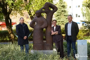 Osiem kieleckich rzeźb odzyskało wygląd. Można poznać ich historię