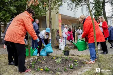 Seniorzy i młodzież zasadzili ogród przy Marszałkowskiej, który ma łączyć pokolenia