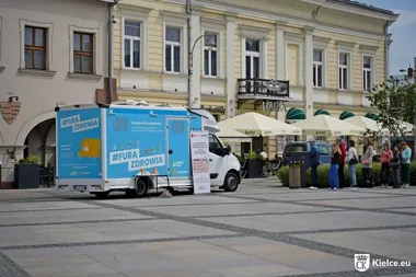 Na kieleckim Rynku stanął dermatobus. Znamiona można sprawdzić bez opłat