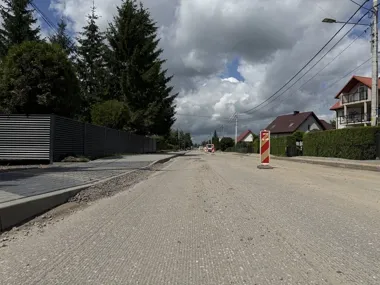 Nocne układanie asfaltu na Batalionów Chłopskich. Kierowców czekają zamknięcia
