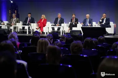 Samorządy pod presją finansów i bezpieczeństwa. W Kielcach padły ostrzeżenia