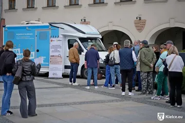 Na Rynku ustawiają się po badanie znamion. Czerniak nie daje wielu szans