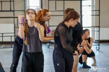 Na scenie licytuje się miejsce. Nowa premiera Kieleckiego Teatru Tańca