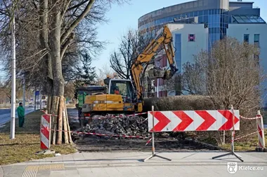 Remont przy Politechnice rusza – chodnik na Warszawskiej zyska nowe płyty