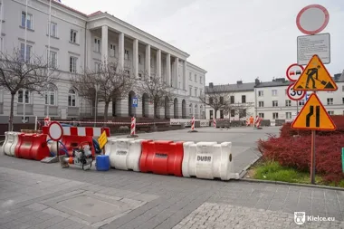Plac Konstytucji zamknięty – ruszył remont, który zatrzymał też autobusy