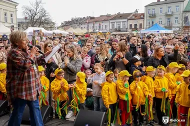 Rynek wypełniły wiosenne kolory i dziecięcy pościg za wielkanocnymi jajkami