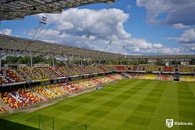 Ponad 10 tysięcy nowych siedzisk. Stadion przy Ściegiennego zmienił barwy