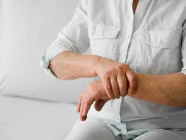 Ból stawów nie dotyczy tylko seniorów. Te objawy wymagają uwagi