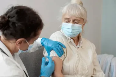 Dorosłość nie zwalnia z ochrony i właśnie po 65. roku życia szczepienia zyskują znaczenie