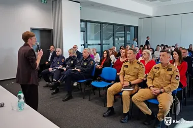 Dyrektorzy szkół w Kielcach szkoleni na wypadek zagrożenia z powietrza