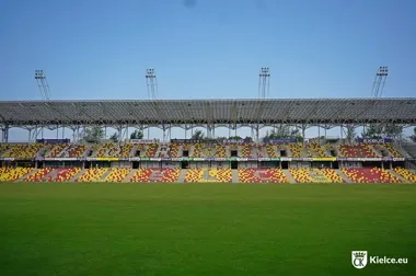 Na Exbud Arenie pojawił się już napis Korona Kielce i pierwsze żółte pasy