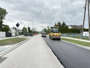 Na Białogonie kładą ostatnią warstwę asfaltu. Ulica wchodzi w trudny etap