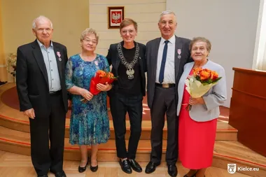 Kilkanaście par z Kielc odebrało medale za 50 lat małżeństwa