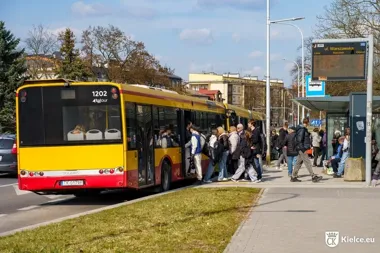 Nocne autobusy pojadą według zimowego czasu mimo przestawienia zegarków