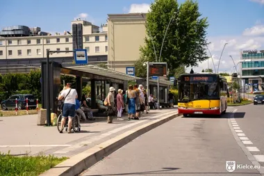 Autobusy wracają na Plac Konstytucji 3 Maja. Majówka z dodatkowymi liniami