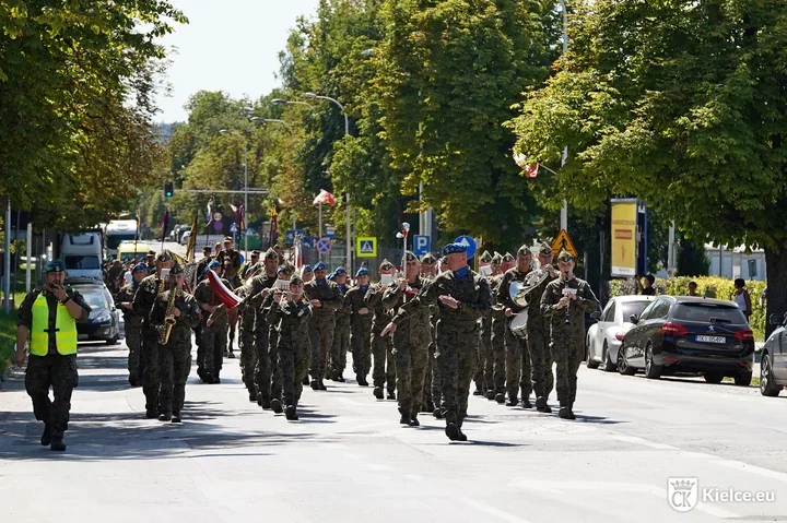 Piechurzy „Kadrówki” w Kielcach. Finał marszu na Placu Wolności
