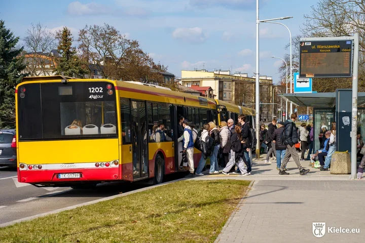 Nocne autobusy pojadą według zimowego czasu mimo przestawienia zegarków