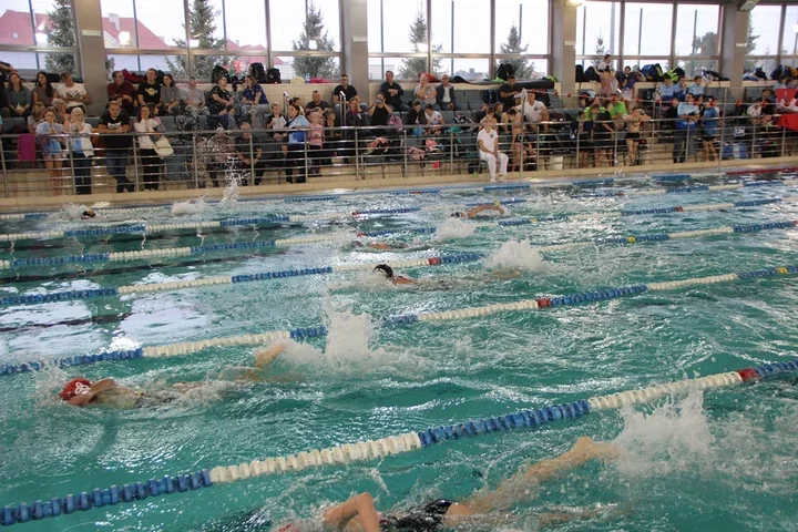 Ogólnopolskie zawody pływackie na Orce – 180 młodych zawodników z 13 klubów