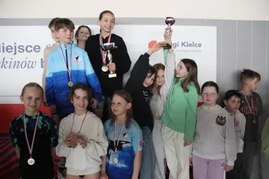 Pływacki remis w Kielcach, ale medalowo błysnęła jedna szkoła