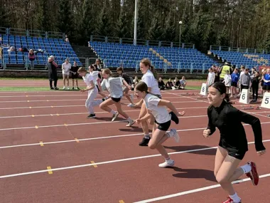 220 uczniów otworzyło wiosenny cykl na kieleckim stadionie