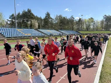 Piłkarze Korony rozgrzali dzieci przed lekkoatletyczną rywalizacją