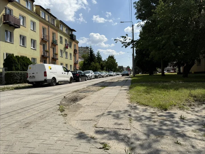 Pomorska zyska legalne parkowanie i nowy chodnik. Koniec z autami na zieleńcu