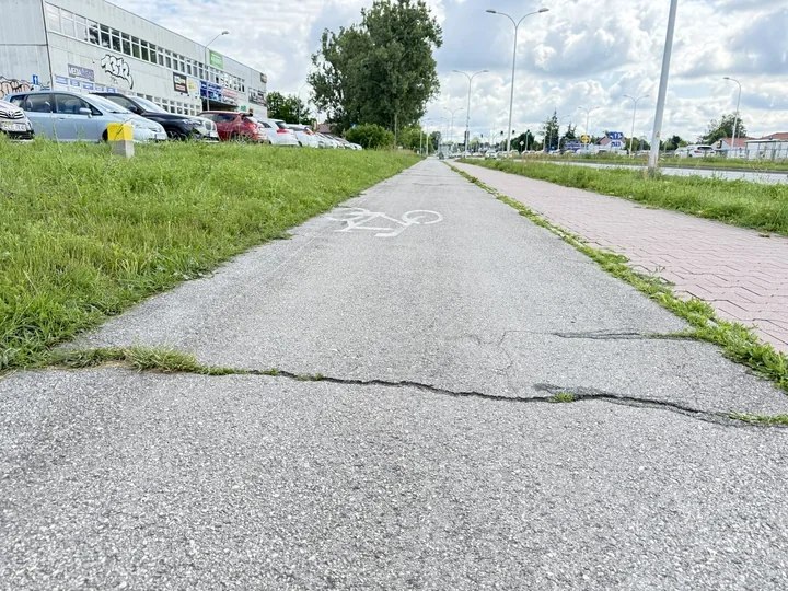 Rowerowa trasa przy Krakowskiej doczeka się naprawy. Potem kolejne miejsca