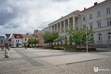 Na Placu Konstytucji pojawiły się nowe słupy LED. Inwestycja jest już na finiszu