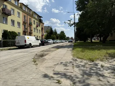 Pomorska zyska legalne parkowanie i nowy chodnik. Koniec z autami na zieleńcu