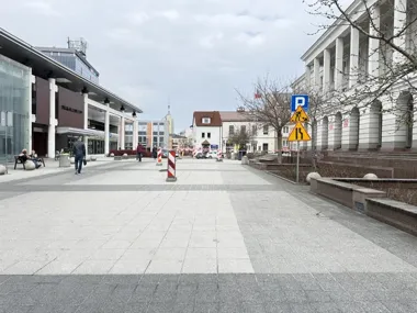 Plac Konstytucji zamkną dla aut, a pod płytami ruszy nowa nawierzchnia