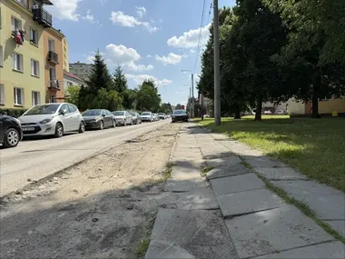 Rozjeżdżony trawnik zniknie. Na Pomorskiej będzie można legalnie parkować