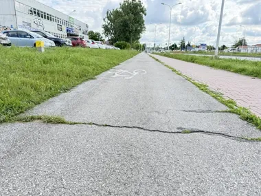 Rowerowa trasa przy Krakowskiej doczeka się naprawy. Potem kolejne miejsca