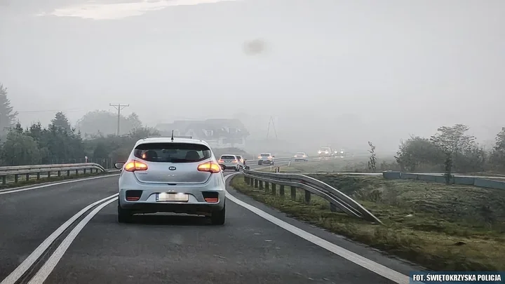 Mgła na drodze i pułapka świateł - samochód może być niewidoczny