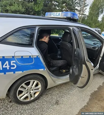 Kierowca Mercedesa uciekał pod Kielcami. Miał zakaz i amfetaminę