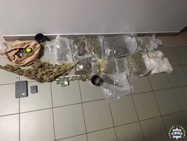 Blisko 4 kg narkotyków i gotówka. Dwóch mężczyzn z zarzutami