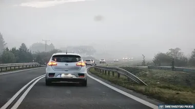 Mgła na drodze i pułapka świateł - samochód może być niewidoczny
