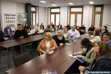 Wideokonferencja w Kielcach po wydarzeniach w szkołach. Policja działa