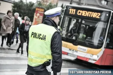 Tłok przy cmentarzach w Kielcach. Policja przypomina o kradzieżach i bezpieczeństwie