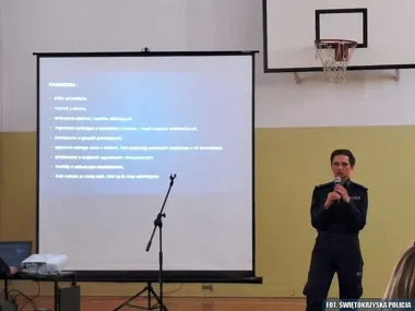 Rodzice usłyszeli ostrzeżenie z policji - dzieci są narażone w sieci i w klasie