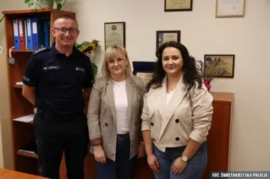 Znalazły na chodniku 10 tysięcy złotych. Pieniądze wróciły do właściciela