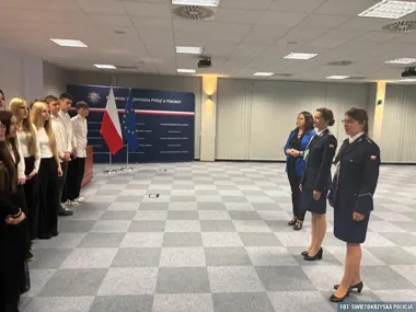 Ślubowanie policjantów zamieniło się w lekcję, która przyciągnęła młodzież z Chmielnika i Wodzisławia