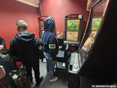 Dziewięć automatów i 12 tysięcy złotych zabezpieczone w kieleckim śródmieściu