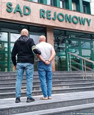 Ponad 2 promile, kolizja i drzewo. Kierowca miał już sądowy zakaz