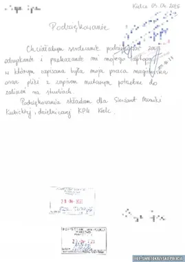 Czarna teczka na jezdni - w środku laptop i praca magisterska