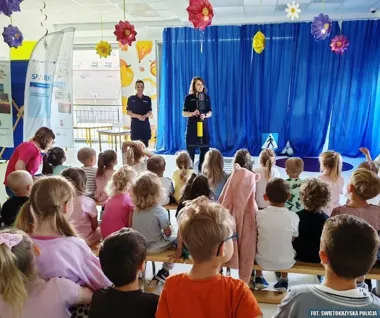 Radiowozy, quizy i bezpieczne wakacje - policja z Kielc zawitała do Strawczyna