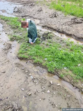 Nad Chańczą ugrzązł w grząskim terenie - policjanci i świadkowie wyciągnęli go liną