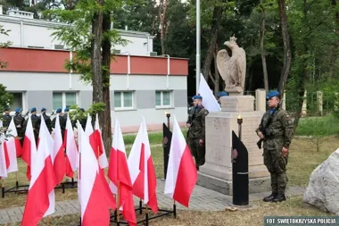 Salwa honorowa i kwiaty w Kielcach - policjanci wśród uczestników rocznicy