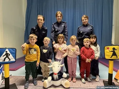 Dzielnicowi ruszyli do szkół i przedszkoli - stawka okazała się większa niż lekcja